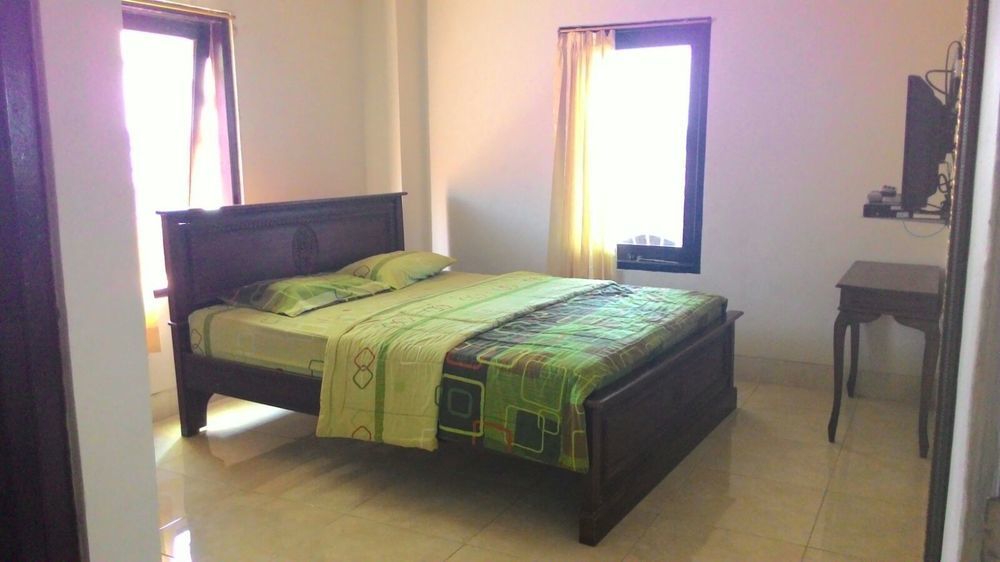Oyo 586 Hotel Wijaya Kalasan Экстерьер фото